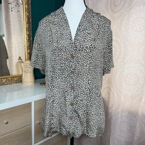 Casual Corner Vintage Leopard Print Silk Button Up Short Sleeve Blouse Sz Large